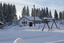Sous la neige vue de l'aire de jeu